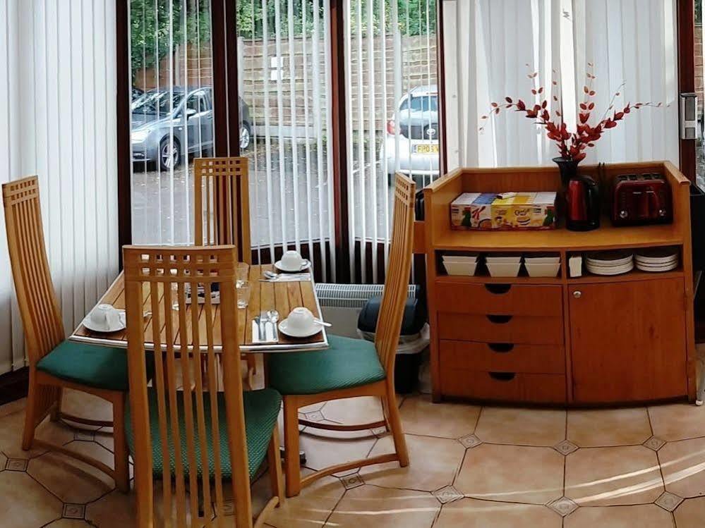 Pymgate Lodge Hotel Manchester Airport Чийдъл Екстериор снимка
